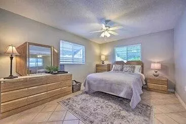 Mökkimajoitus Canalfront New Port Richey Home W/ Boat Dock!