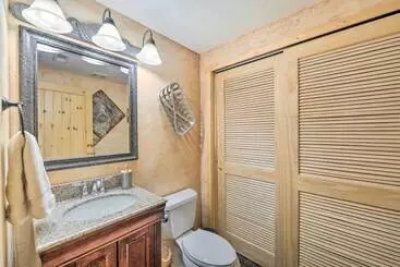 Mökkimajoitus Charming Bedford Cabin W/ Private Hot Tub!