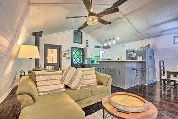 Gîte Rural Charming Cabin Getaway: Fish, Boat + More!