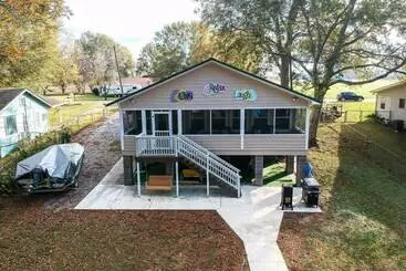 Mökkimajoitus Ferriday Lakehouse W/ Private Dock, Deck, & Yard!