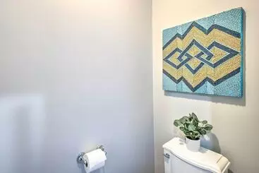 Mökkimajoitus Hot Tub + Walk To Lakeside Dining: Meredith Home!