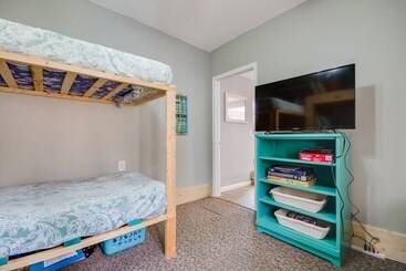 بيت ريفى Dock & Furnished Deck: Lakefront Gravois Mills Gem