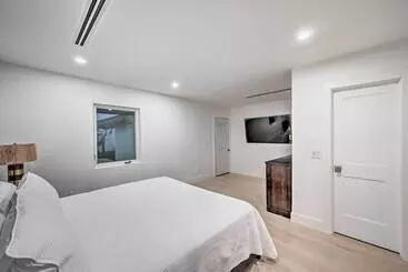 Mökkimajoitus Lakefront House: Hot Tub & Golf Course Views!