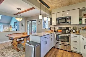 Peaceful Goshen Cottage W/ Screened Porch & Views!