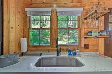 بيت ريفى Peaceful Moravian Falls Cabin Near Fishing!