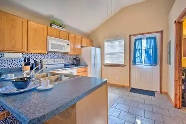 Mökkimajoitus The Brewer Guesthouse  Tiny Home W/ Patio & Yard!