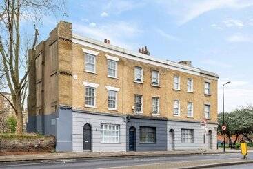 Residenssi Modern Townhouse With Cinema Room In London Se1