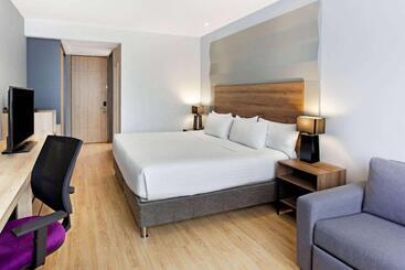 هتل La Quinta By Wyndham Medellin