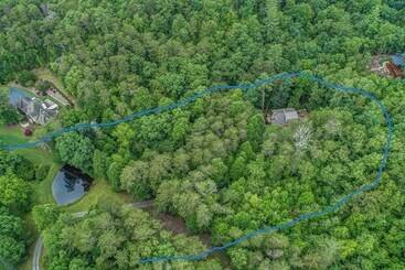 茅舍 Bear Track Falls Peaceful, Quiet Mtn. Retreat!