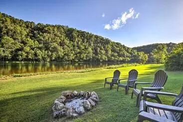 Cozy Waterfront Cottage W/ Deck On White River!