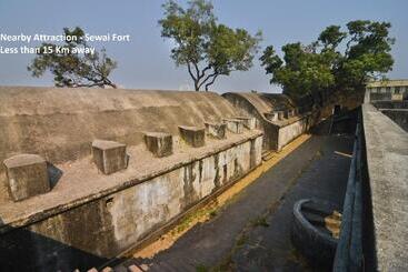 Отель Airport Metro