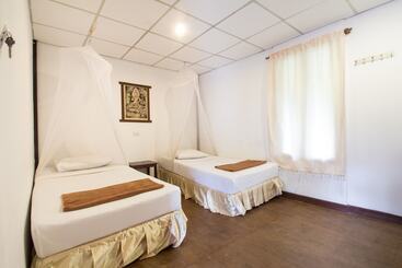 Отель Tropical Garden Bungalow