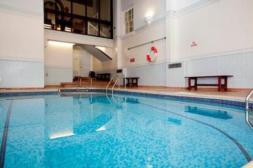 דירות לתיירים Sutton Hall Resort