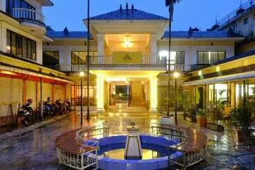 هاستل Happy Days Inn