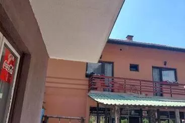 تختخواب و صبحانه 33 Lipe