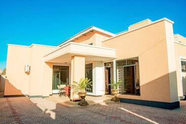 هتل Mlimwa Hill Palace