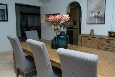 Pensión Grey Shade Place