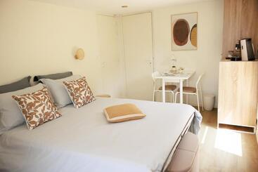 تختخواب و صبحانه Pierre De Lune