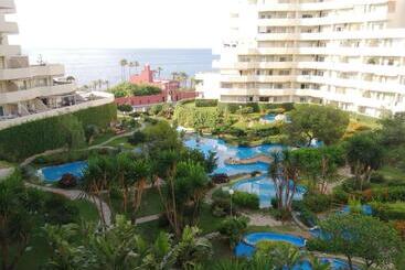 Aparthotel Fantastico Estudio En Benalbeach Con Vistas Al Mar