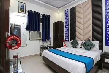 هتل Oyo Rooms Arakashan Road 7875