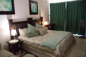 פנסיון Heatherdale Guesthouse & Shuttle Services