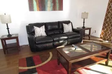 آپارتمان‌های توریست‌ها 3 Bedroom House On The Beach