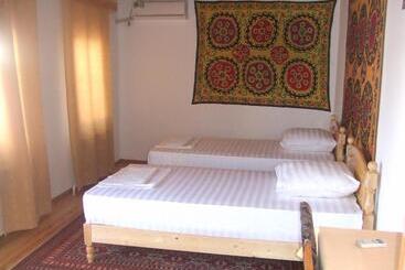 Bed and Breakfast Sarrafon Guest House