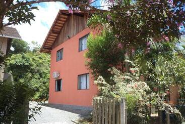 Hostel Dina & Suítes