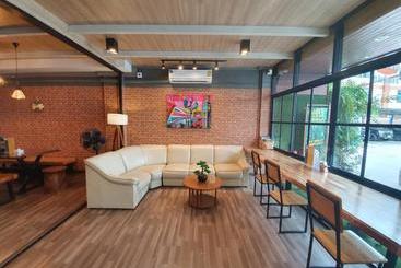 تختخواب و صبحانه Sleep Airport Chiang Mai