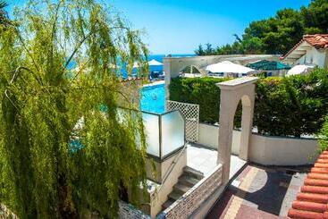 هتل Mouikis Sun Village