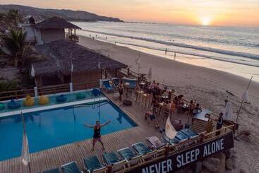 Hotel The Point Mancora Beach