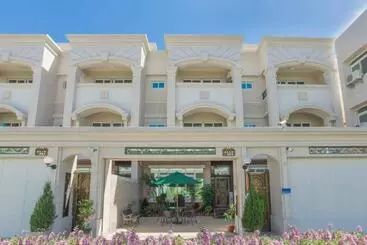 تختخواب و صبحانه The Bay House
