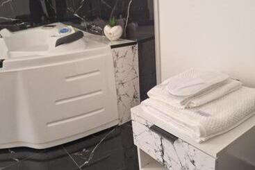 צימר Black And White 17