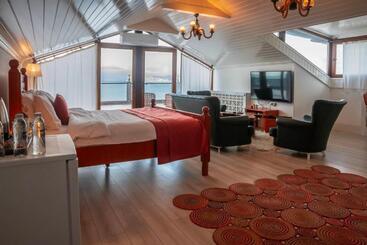 Отель Black Lotus İzmir