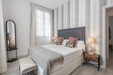 Apartamentos Puerta Elvira Suites 3000