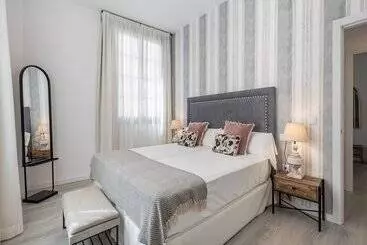 Apartamentos Puerta Elvira Suites 3000