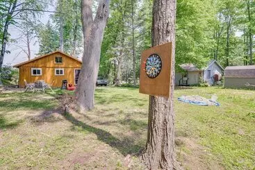 Charming Michigan Cottage W/ Sunroom & Lake Access