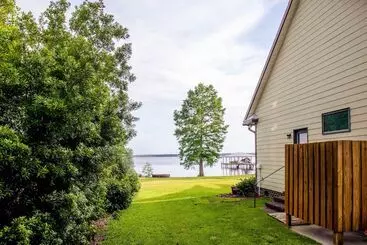 Mökkimajoitus Couples Retreat On Bay Tree Lake