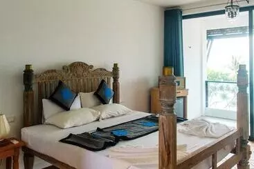 Hotelli Naomi Beach Resort