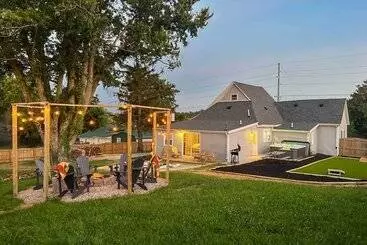 コテージ Shelbyville Farmhouse W/ Hot Tub, Fire Pit & Grill