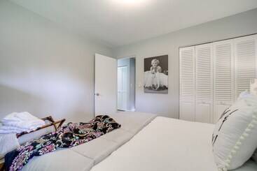 Сельский дом Centrally Located Brevard Home W/ Deck & Fire Pit!