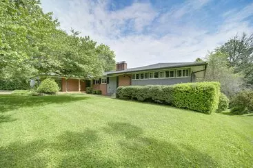 Mökkimajoitus Centrally Located Brevard Home W/ Deck & Fire Pit!