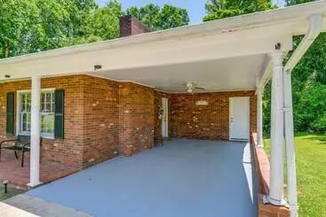 コテージ Charming Jonesville Home W/ Grill   Near Wineries!