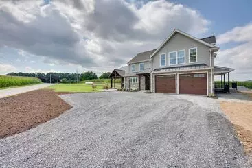 Mökkimajoitus Gorgeous Ronks Retreat: Patio, Grill & Fireplace!