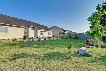 Mökkimajoitus Hope Mills Family Home W/ Huge Backyard!