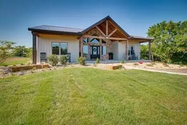 コテージ Idyllic Williamstown Retreat W/ Hot Tub & Pool!