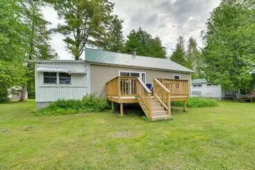 Mökkimajoitus Lakefront Michigan Abode W/ Deck & Fire Pit!