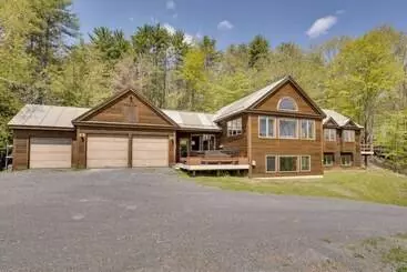Mökkimajoitus Luxury Vermont Vacation Rental: Private Hot Tub!