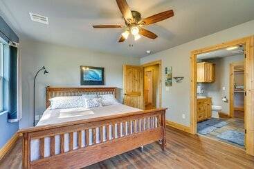 بيت ريفى Magical Pineville Oasis: Gas Grill & Scenic Deck!