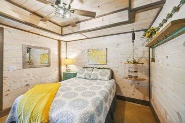 コテージ Modern Willis Cabin Retreat: 24 Acre Working Farm!